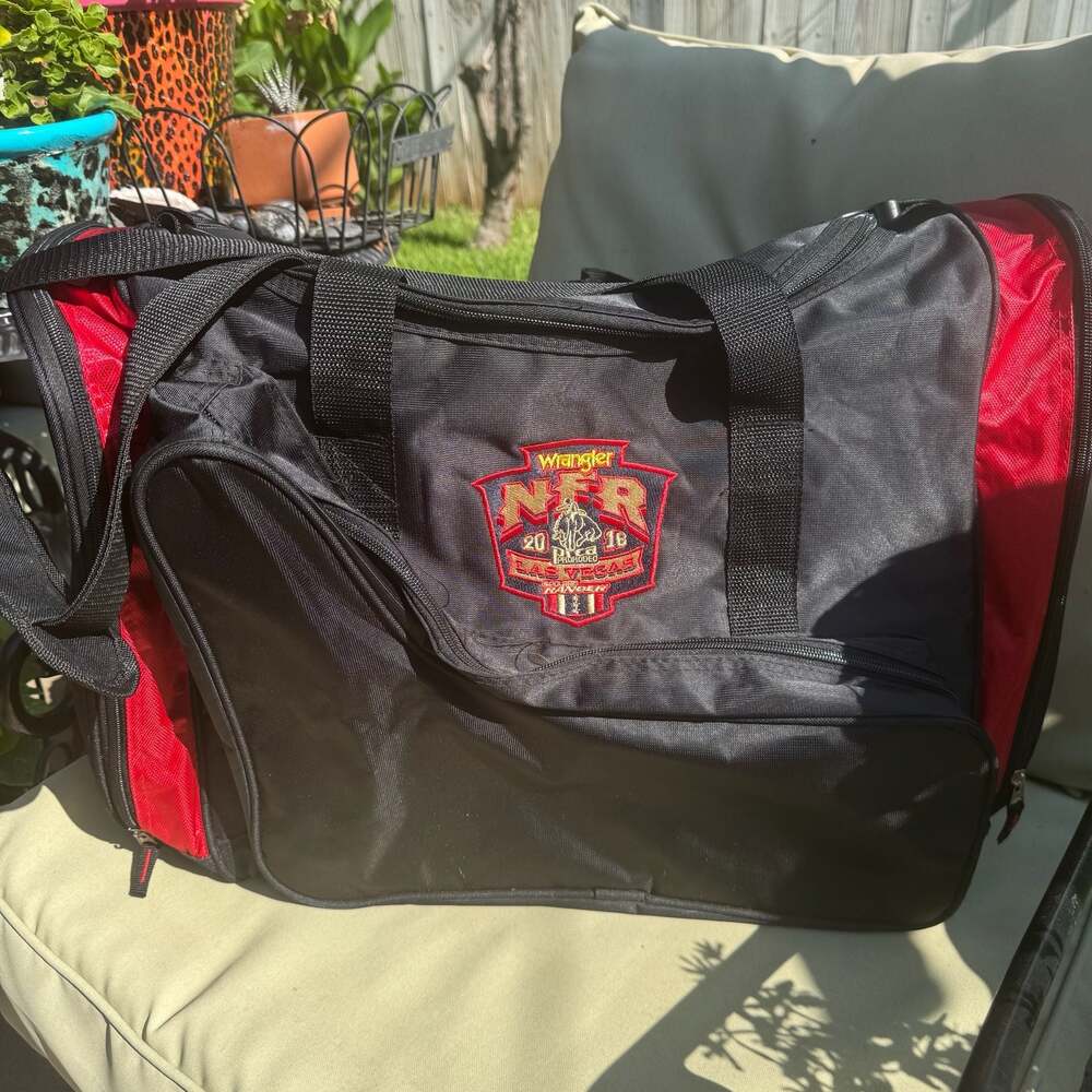 Wrangler NFR 2016 Las Vegas ProRodeo Justin Boots Red Black Duffel Travel Bag - Picture 2 of 9